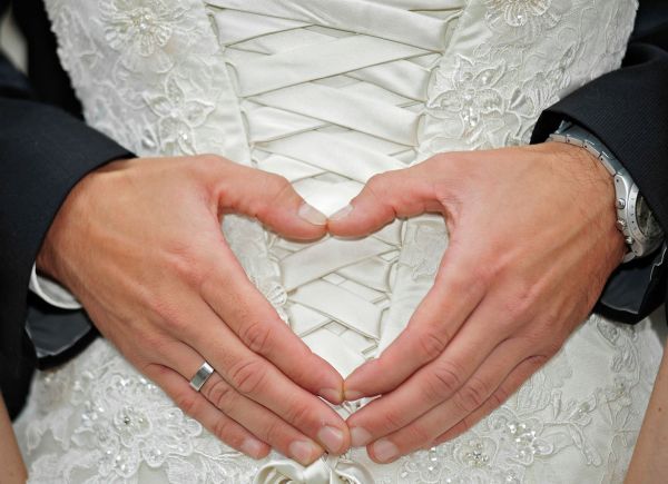 Bra�tigam formt Herz mit deinen H�nden